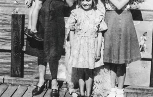 Dzieci państwa Rosołów: od lewej Józio na rękach swojej siostry Władzi, mała Hela i Jadzia, Międzyzdroje, 1948 r. Obok: dokument zezwalający Tomaszowi Rosołowi i jego rodzinie na osiedlenie się w Przytorze / Fot. Archiwum rodzinne