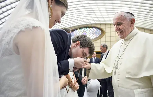 Młoda para podczas audiencji ogólnej, Watykan, 12 sierpnia 2015 r. / Fot. Osservatore Romano / AFP / EAST NEWS