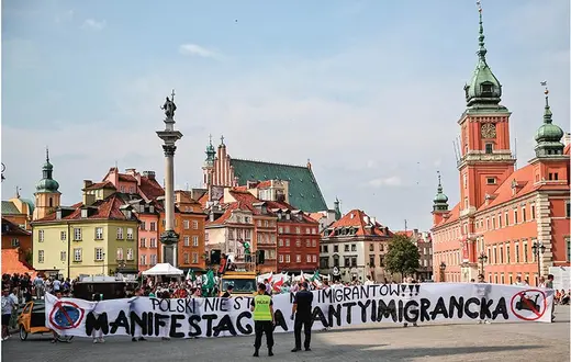 Młodzież Wszechpolska przeciw uchodźcom. Plac Zamkowy, Warszawa, lipiec 2015 r. / Fot. Rafał Guz / PAP