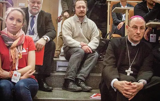 Abp Wojciech Polak przysłuchuje się obradom. Fot. X Zjazd Gnieźnieński /