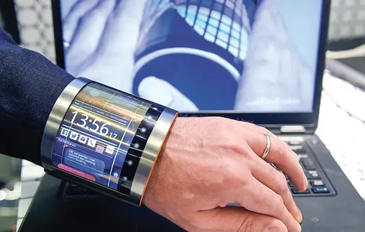 Giętki ekran firmy FlexEnable na targach Mobile World Congress w Barcelonie, 25 lutego 2016 r. / Fot. Luis Gene / AFP / EAST NEWS