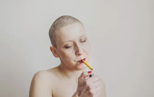 Zdjęcie Anety, którego autorką jest Karolina Sekuła, zwyciężyło w konkursie Grand Press Photo 2016 w kategorii Portret Sesyjny. O sesję poprosiła Aneta, by oswoić się z nową fryzurą po chemioterapii. / Fot. Karolina Sekuła