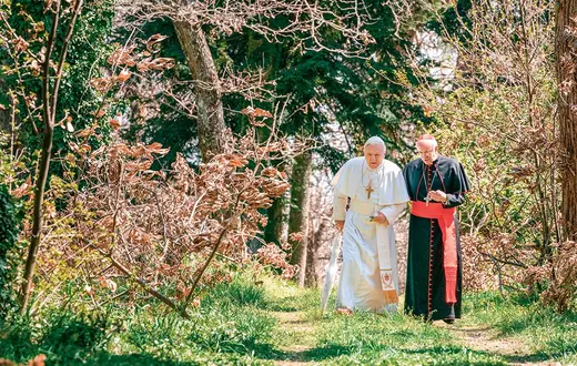 Anthony Hopkins jako Benedykt XVI i Jonathan Pryce jako kardynał Bergoglio w filmie „Dwóch papieży” / PETER MOUNTAIN / NETFLIX