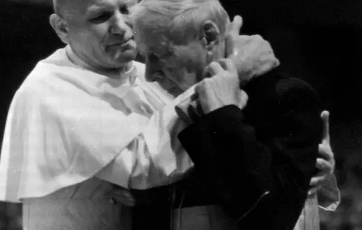 Jan Paweł II podnosi klękającego przed nim prymasa Stefana Wyszyńskiego. Watykan, 22 października 1978 r. AP / EAST NEWS / 