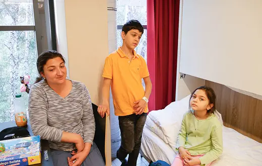 Kristina z synem Andriejem i córką Paliną w hostelu w Krakowie. 14 kwietnia 2022 r. / / FOT. JACEK TARAN