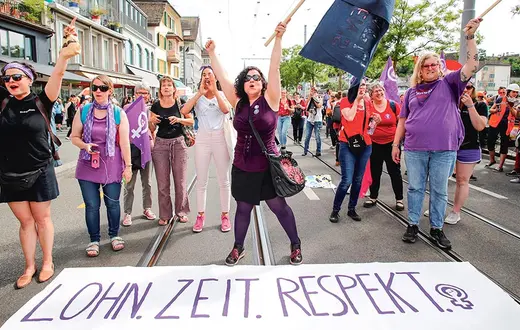 W czerwcu 2019 r. kilkaset tysięcy kobiet wzięło udział w strajku generalnym, domagając się równouprawnienia. Na zdjęciu: protestujące Szwajcarki w Zurychu; napis na transparencie głosi: „Płaca. Czas. Szacunek”. / ARND WIEGMANN / REUTERS / FORUM