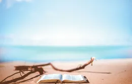 z biblią na plażę