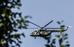 Zdjęcie białoruskiego helikoptera  wykonane w Białowieży w okolicy ul. Mostowej. 1 sierpnia 2023 r. fot. Eliza Kowalczyk