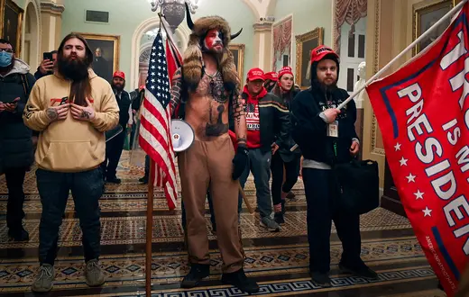 Zwolennicy prezydenta USA Donalda Trumpa, którzy wtargnęli na Kapitol. Waszyngton, 6 stycznia 2021 r. fot. SAUL LOEB / AFP / EAST NEWS