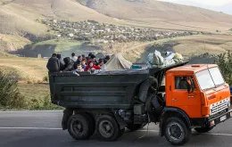 Ormiańscy uchodźcy w drodze między Kornidzor i Goris. 28 września 2023 r. ALAIN JOCARD / AFP / East News