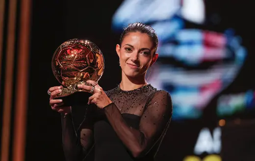 Aitana Bonmati, pomocniczka Barcelony, odbiera Złotą Piłkę. Paryż, 30 października 2023 r. / fot. FRANCK FIFE/AFP/East News