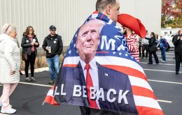 Zwolennicy byłego prezydenta USA Donalda Trumpa przed jego wystąpieniem w Derry.  New Hampshire, 23 października 2023 r. JOSEPH PREZIOSO / AFP / East News