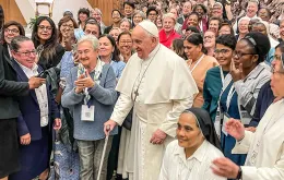 Papież Franciszek z uczestniczkami synodu w Auli Pawła VI, Watykan, 28 października 2023 r. / Salvatore Cernuzio / Twitter