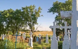 Cmentarz w miejscowości Barysz, Ukraina. Czerwiec, 2019 r. / fot. Anna Wylegała