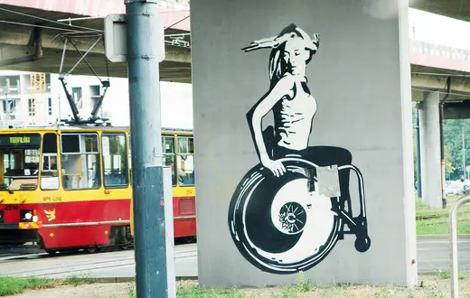 Graffiti symbolizujące obecność osób niepelnosprawnych w przestrzeni publicznej. fot. Piotr Kamionka / REPORTER