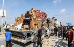 Ciężarówki z pomocą humanitarną na przejściu Rafah. Strefa Gazy, 2.11.2023 / fot. AA/ABACA/Abaca/East News
