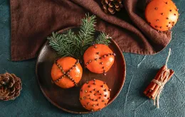 Pomarańcza nabita goździkami pomóc miała m.in w leczeniu dżumy. / Pixel-Shot / Shutterstock