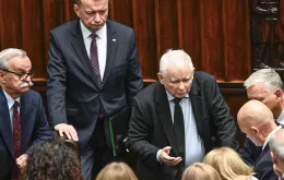 Jarosław Kaczyński w otoczeniu posłów PiS. Warszawa, 13 listopada 2023 r. 