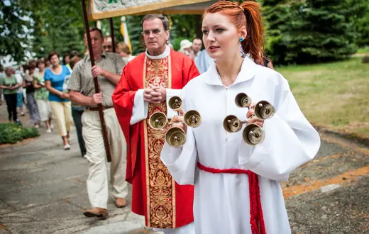 Procesja w parafii Trójcy Przenajświętszej w Boguszycach k. Opola, czerwiec 2011 r. / Fot. Sławomir Mielnik