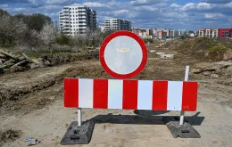 Nowe osiedle mieszkaniowe bez drogi dojazdowej. Rzeszów, 13 kwietnia 2023 r. / fot. Darek Delmanowicz / PAP