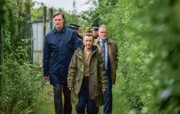 David Morrissey (jako nadinspektor Ian St Clair), Lesley Manville (Julie Jackson)  i Robert Glenister (komisarz Kevin Salisbury) w serialu "Sherwood", BBC 2022 / materiały prasowe