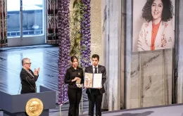 Kiana i Ali Rahmani, dzieci Narges Mohammadi, z pokojową nagrodą Nobla przyznana ich matce. Oslo, 10 grudnia 2023 r. / Fot. FREDRIK VARFJELL / East News
