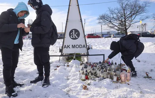 Młodzież z Andrychowa na miejscu znaleziena 14-letniej Natalii. / fot. Jakub Włodek / Agencja Wyborcza.pl