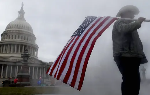 Zwolennik prezydenta USA Donalda Trumpa przed Kapitolem Stanów Zjednoczonych. Waszyngton, 6 stycznia 2021 r. / Fot. OLIVIER DOULIERY / AFP / EAST NEWS