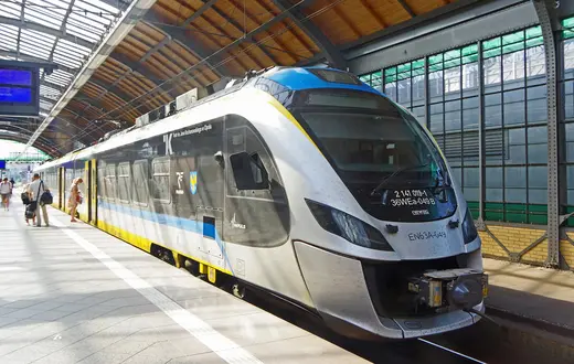 Pociąg firmy Newag na peronie we Wrocławiu. / Zofia Bazak / EAST NEWS
