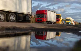 Ciężarówki w kolejce przed przejściem granicznym w Dorohusku, 6 listopada 2023 / fot. WOJTEK RADWANSKI/AFP/East News