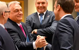 Premier Węgier Viktor Orban (z lewej) i prezydent Francji Emmanuel Macron przed posiedzeniem Komisji Europejskie, Bruksela, 14 grudnia 2023 r. // fot. Miguel Medina / AFP / East News