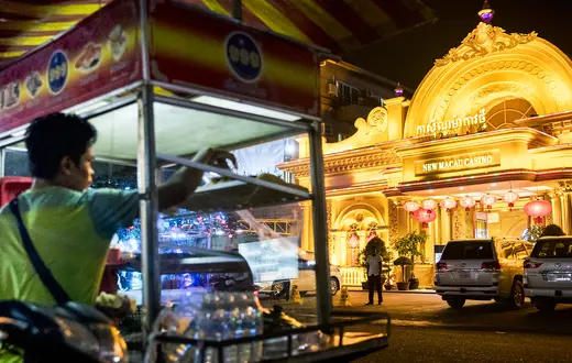 Przed kasynem New Macau w kurorcie Sihanoukville. Kambodża, 30 marca 2018 r. / Fot. Brent Lewin / Bloomberg / Getty Images
