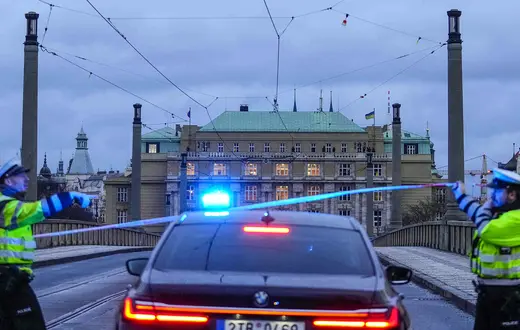 Policja patroluje centrum Pragi po strzelaninie na Uniwersytetu Karola. Czechy, 21 grudnia 2023 r. Petr David Josek / AP / EAST NEWS