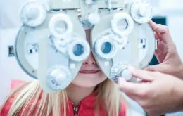 Badanie wzroku w poradni okulistycznej dla dzieci // Fot. Cultura Creative / AFP / East News