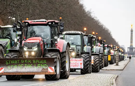 Niemieccy rolnicy z hasłem „Jeśli umrze rolnik, umrze ziemia” blokowali traktorami ulice Berlina. Niemcy, 18 grudnia 2023 r. / fot. FABIAN SOMMER / DPA / AFP / EAST NEWS