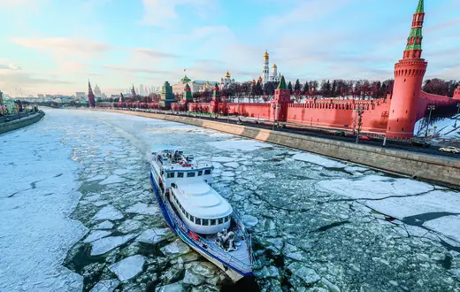 Rzeka Moskwa skuta lodem. Moskwa, 3 stycznia 2024 r. / fot. VERA SAVINA / AFP / EAST NEWS
