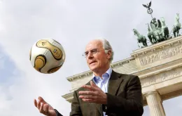Franz Beckenbauer podczas prezentacji złotej piłki zaprojektowanej na finał Pucharu Świata 2006. Berlin, 18 kwietnia 2006 r. / fot. PEER GRIMM / EPA / PAP