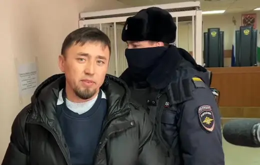 Fail Alsynov przed sądem w Bajmak, 17 stycznia 2024 r. / Nagranie wideo z materiału telewizyjnego / SOTA/ AFP / EAST NEWS 