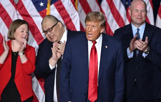 Donald Trump w czasie wieczoru wyborczego w Des Montes, Iowa, 15 stycznia 2024 r. // Fot. Jim Watson / AFP / East News