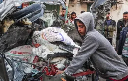 Po izraelskim bombardowaniu w Rafah.  Strefa Gazy, 8 stycznia 2024 r. Fot. Afp / East News
