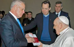 Diakon Ed Schoener przekazuje papieżowi Franciszkowi opracowany przez jego stowarzyszenie podręcznik dla duszpasterzy zdrowia psychicznego, Watykan, 26 stycznia 2024 r. // Fot. Association of Catholic Mental Health Ministers