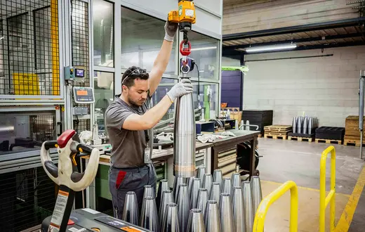 Francuskie fabryki produkują rocznie tylko 20 tys. pocisków artyleryjskich 155 mm. To tyle, ile Ukraińcy zużywają w kilka dni. Na zdjęciu: fabryka koncernu Nexter w Bourges, kwiecień 2023 r. / Fot. Blondet Eliot /ABACA / PAP