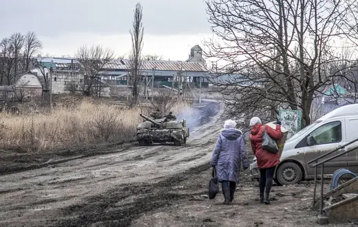 Okolice Awdijiwki po ukraińskiej stronie linii frontu, trzy dni po upadku miasta. Mimo ciężkich walk, w strefie frontowej przebywa wielu cywilów, którzy nie chcą lub nie mogą uciec. 20 lutego 2024 r. / Fot. Narciso Contreras / Anadolu ABACA / East News