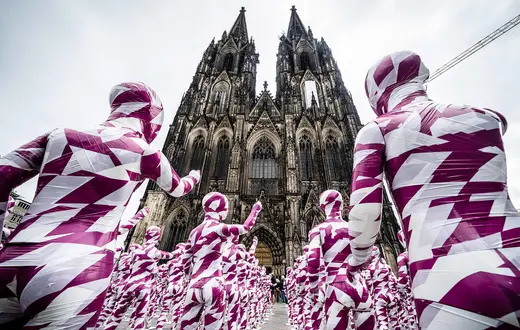 Instalacja Dennisa Mesega "Rozbite dusze w morzu ciszy" przed katedrą w Koloni. Artysta zwraca uwagę na zmowę milczenia wobec skrzywdzonych w kościele. Niemcy, 4 sierpnia 2023 r. fot. BERND LAUTER / AFP / EAST NEWS