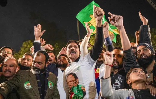 Zwolennicy byłego premiera Pakistanu Nawaza Sharifa oczekują na ogłoszenie wyniku wyborów. Lahore, Pakistan, 9 lutego 2024 r. / fot. Betsy Joles / Getty Images