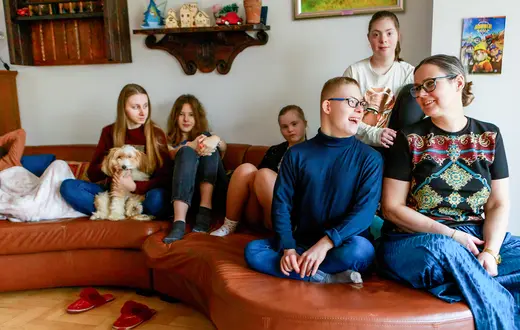 Kacper z nową rodziną. Gdynia, styczeń 2024 r. / fot.Iwona Wojdowska dla „TP"