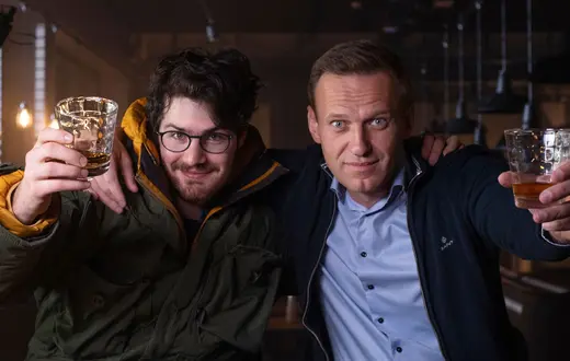 Reżyser Daniel Roher z Aleksiejem Nawalnym na planie filmowym, Berlin, styczeń 2021 r. // fot. materiały prasowe