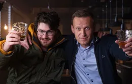 Reżyser Daniel Roher z Aleksiejem Nawalnym na planie filmowym, Berlin, styczeń 2021 r. // fot.  materiały prasowe