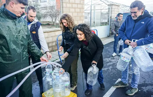 Maria, África i Miguel mieszkańcy Pozoblanco przed cysterną z wodą pitną. 10 lutego 2024 r. 