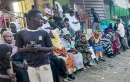Uciekinierzy z Chartumu i Al-Dżaziry oczekują na pomoc od organizacji charytatywnej w Al-Kadarif,. Sudan, 30 grudnia 2023 r. / Fot. AFP / East News